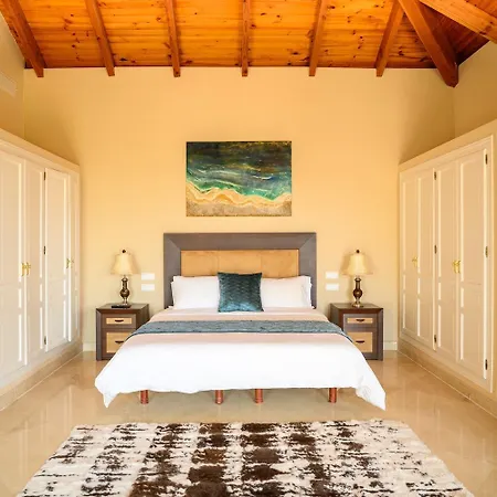 Luxury At Maria In El Paraiso Spain Villa